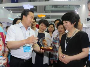 河南省委常委、省委宣传部长赵素萍视察公司产品
