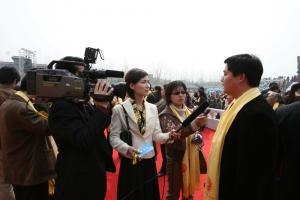 董事长吴苏桉应邀参加黄帝故里祭祖大典，捐赠宝鼎，接受媒体采访。